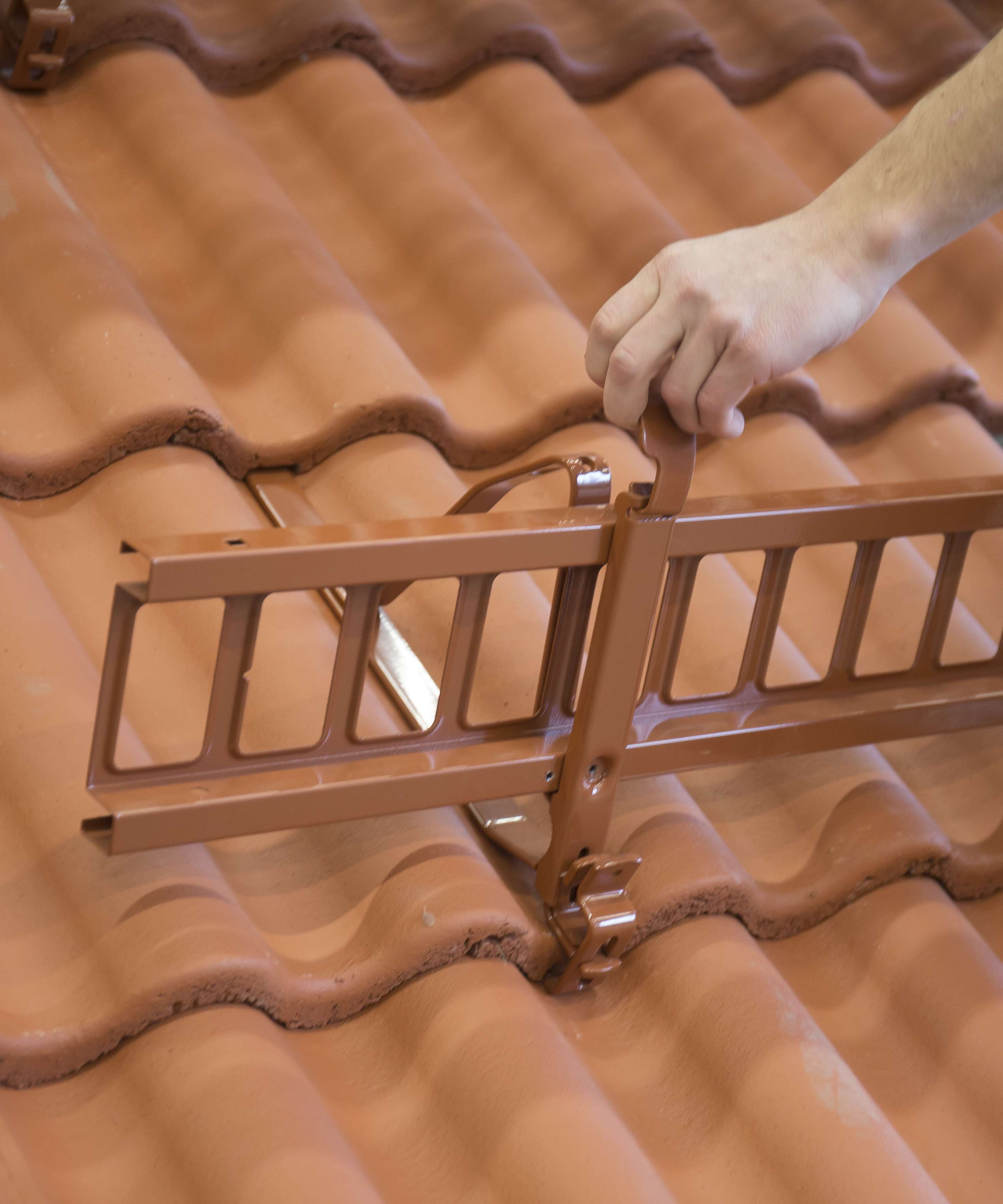 Närbild av ett tak där taksäkerhet monteras.