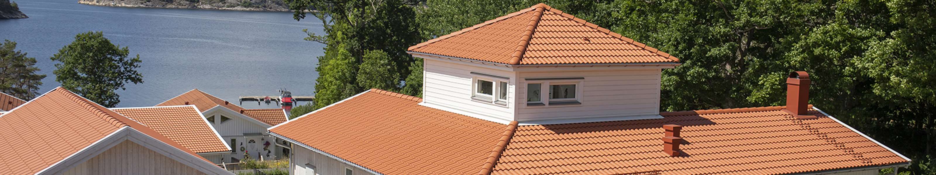 Takanna Palema från Benders i färgen Tegelröd. Fin utsikt över tak och hav.