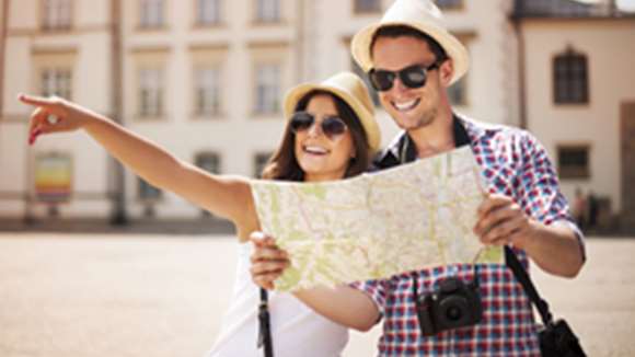 Två personer kollar på en karta och funderar på vilken väg de ska gå.