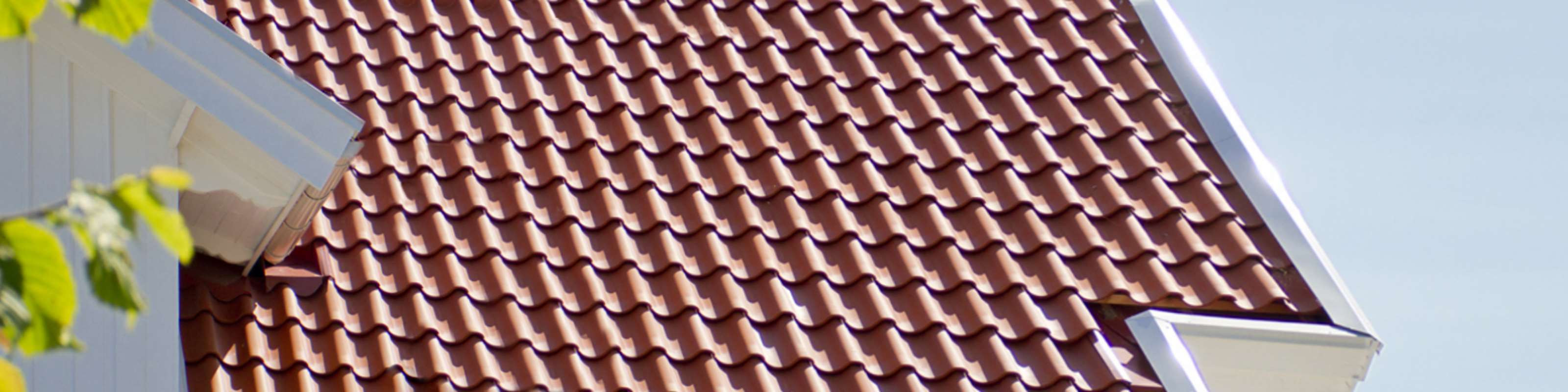 Lertegel på ett tak, naturröda.