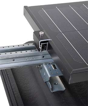 Närbild av infästningssystem Solar med solpanel och svart takpanna.