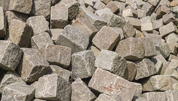 Återbrukad storgatsten i en hög.