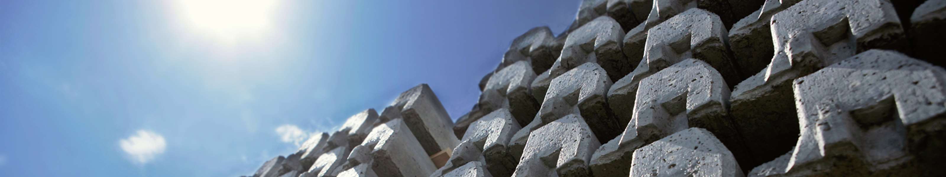 Pallar med Spikma kantsten på. Blå himmel i bakgrunden. 