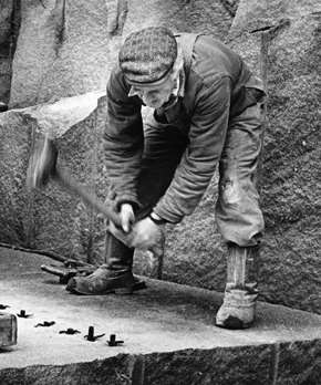 En stenhuggare i ett av Bohusläns granitbrott.