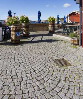 En mysig kustmiljö med Bender Bohus smågatsten på marken.