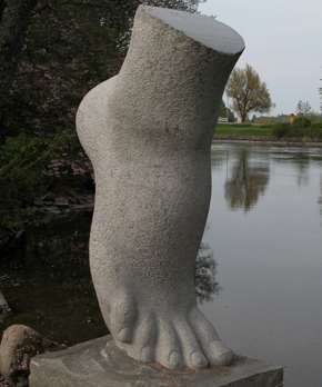 Ett konstverk i äkta svensk Bohusgranit, föreställande en fot.